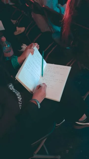 Guion y anotaciones durante el proceso de producción
